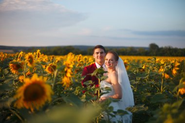 Düğün gününde yeni evliler.