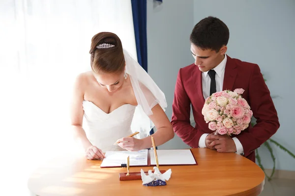 Recém-casados no dia do casamento . — Fotografia de Stock