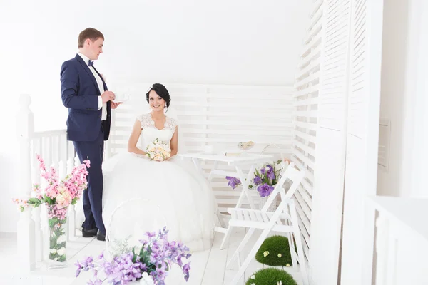 Brautpaar am Hochzeitstag — Stockfoto