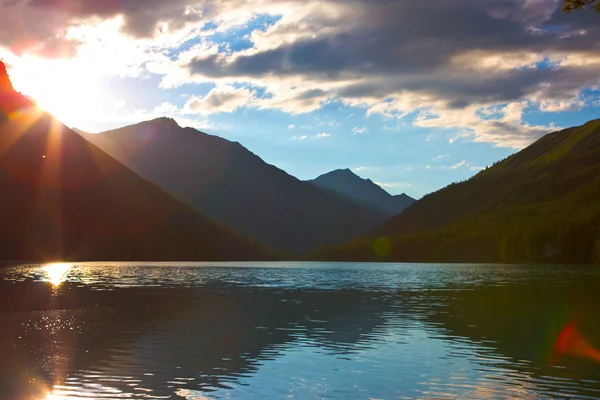 Mountains lake — Stock Photo, Image