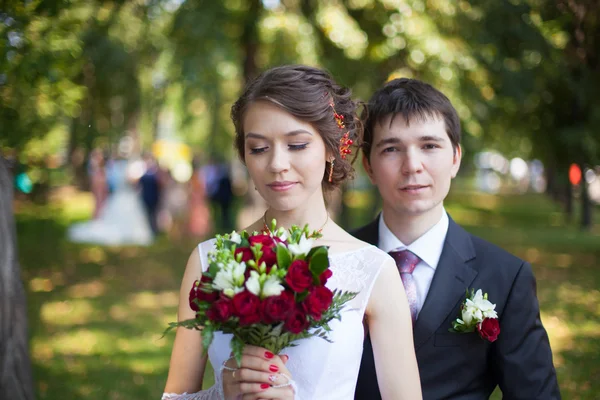 Esposo y esposa en el día de la boda — Foto de Stock