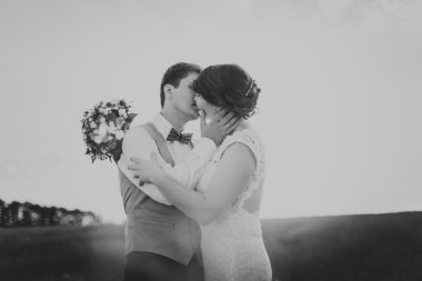 Düğün gününde yeni evliler.