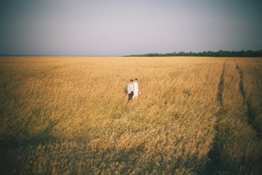 Düğün gününde yeni evliler.