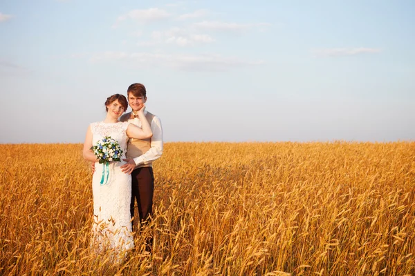 結婚式の日の新婚夫婦. — ストック写真