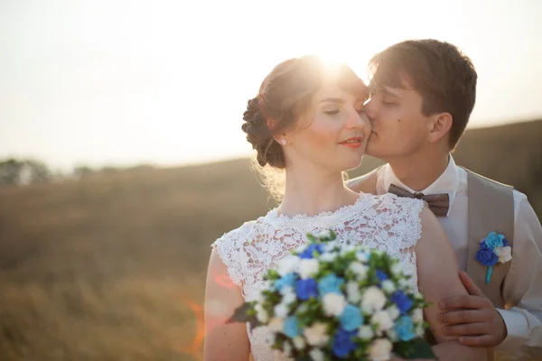 Nygifta på bröllopsdag. — Stockfoto