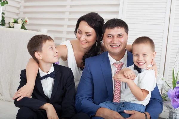 Retrato de la familia en el campo —  Fotos de Stock