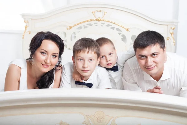 Retrato de família no campo — Fotografia de Stock