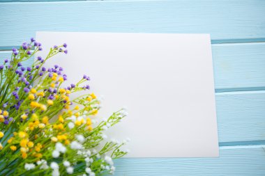 ahşap arka plan üzerinde bahar çiçeği.