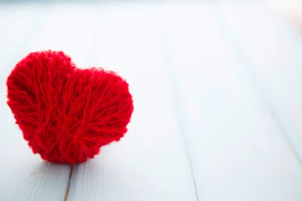 Corazones rojos sobre madera — Foto de Stock