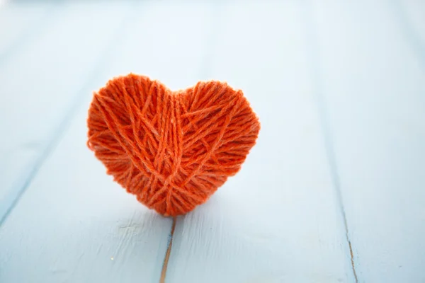 Corazones rojos sobre madera — Foto de Stock