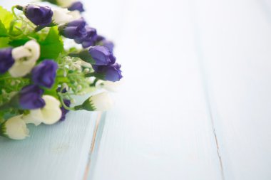 ahşap arka plan üzerinde bahar çiçeği.