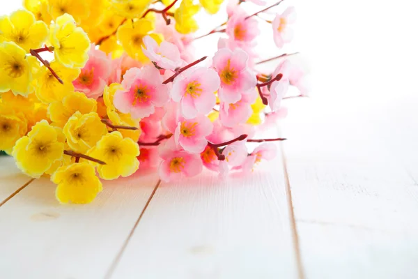 Весняний цвіт над дерев'яним тлом . — стокове фото