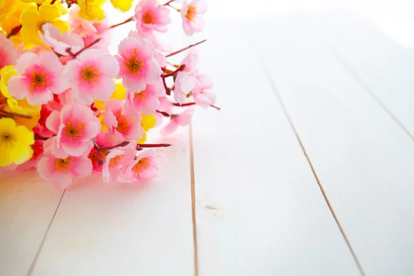 Primavera flor sobre fundo de madeira . — Fotografia de Stock