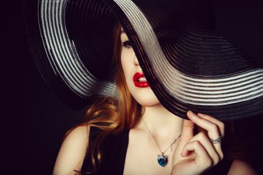 Arka planda yalnız kadın