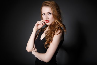 Arka planda yalnız kadın