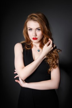 Arka planda yalnız kadın