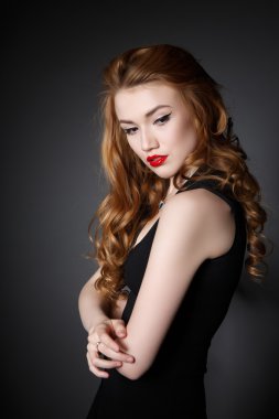 Arka planda yalnız kadın