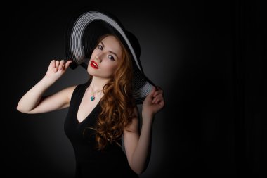 Arka planda yalnız kadın