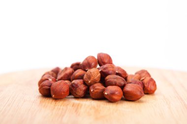 Fındık yığın üzerinde beyaz izole