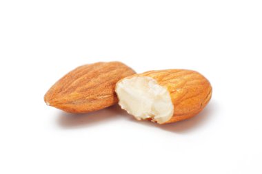 Beyaz arkaplanda izole edilmiş bademler