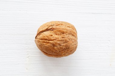 Beyaz ahşap masa üzerinde ceviz