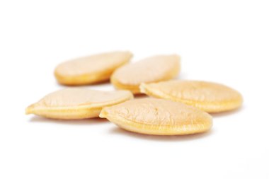 Beyaz arkaplanda izole edilmiş kabak tohumları