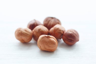 Beyaz ahşap masa üzerinde fındık