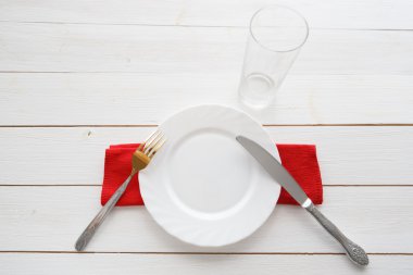 Bıçak, çatal ve ahşap masa üzerinde çanak