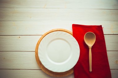 Bıçak, çatal ve ahşap masa üzerinde çanak