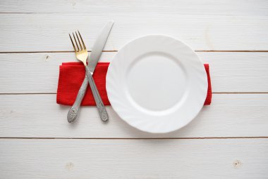 Bıçak, çatal ve ahşap masa üzerinde çanak
