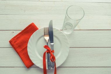 Bıçak, çatal ve ahşap masa üzerinde çanak