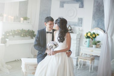 Gelin ve damat kucaklıyor. 