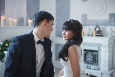 Gelin ve damat kucaklıyor. 