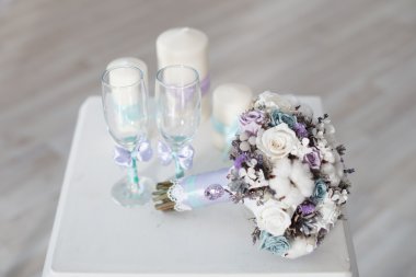 Düğün buketi mum yakınındaki. 