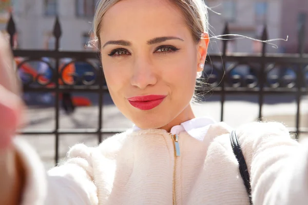 Şehirde güzel kadın. Selfie — Stok fotoğraf
