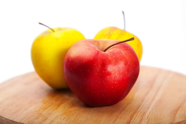 Drei leckere Äpfel — Stockfoto