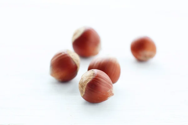 Noisettes sur table en bois blanc — Photo