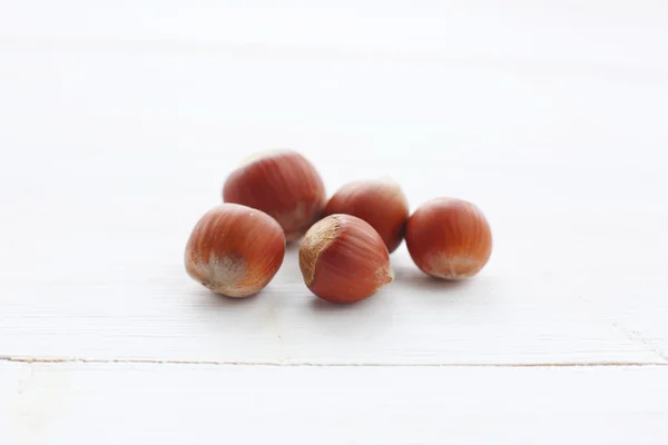 Noisettes sur table en bois blanc — Photo