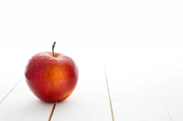 Schöner frischer roter Apfel isoliert — Stockfoto