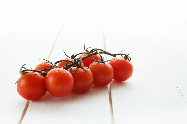 Tomaten op een witte achtergrond. — Stockfoto