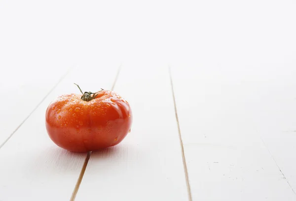 Tomaten op een witte achtergrond. — Stockfoto