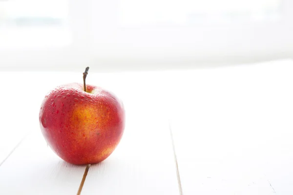 Schöner frischer roter Apfel isoliert — Stockfoto
