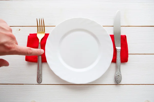 Couteau, fourchette et plat sur table en bois — Photo