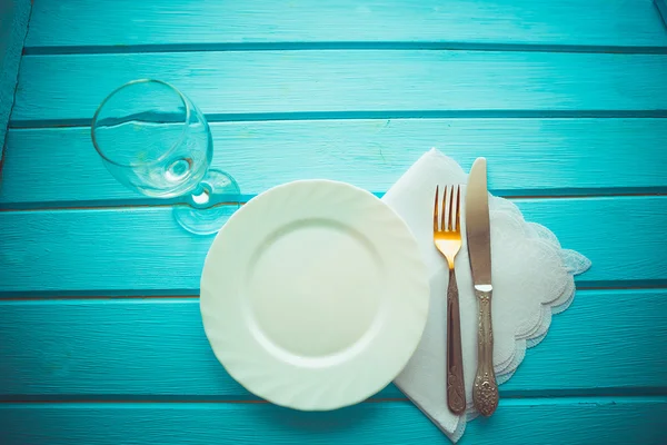 Couteau, fourchette et plat sur table en bois — Photo