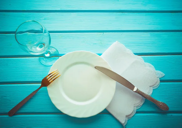 Couteau, fourchette et plat sur table en bois — Photo