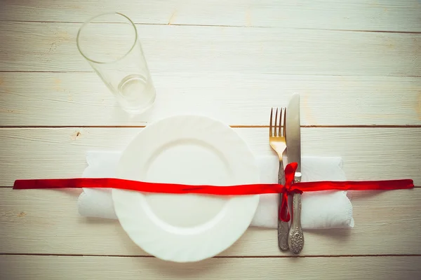 Couteau, fourchette et plat sur table en bois — Photo