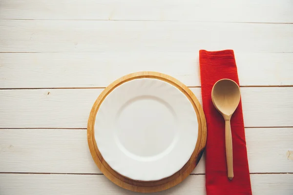 Cuillère et plat en bois sur table en bois — Photo