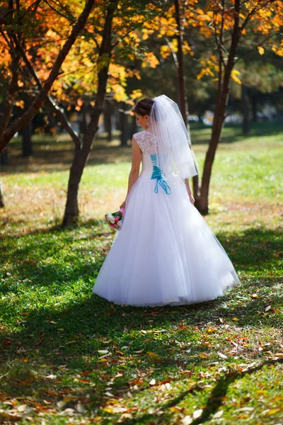 Krásná nevěsta s kyticí — Stock fotografie