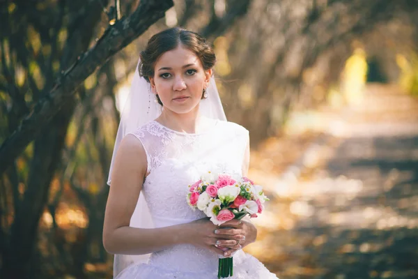 Hermosa novia con globos — Foto de Stock