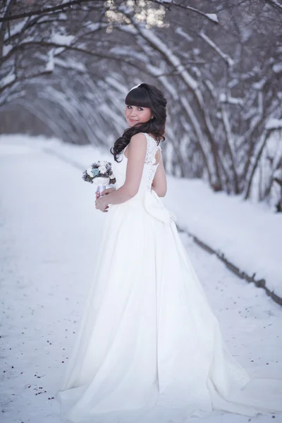 Красивая невеста с букетом зимой — стоковое фото